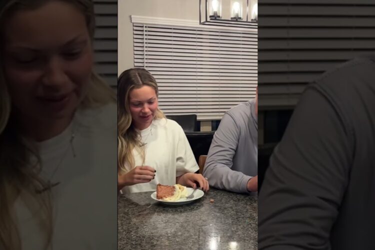 N Nothing Bundt Cake VS Kroger Cake! 🥰🥰🥰 Bundt Cakes #bundtcake #nothingbundtcake #tastetest