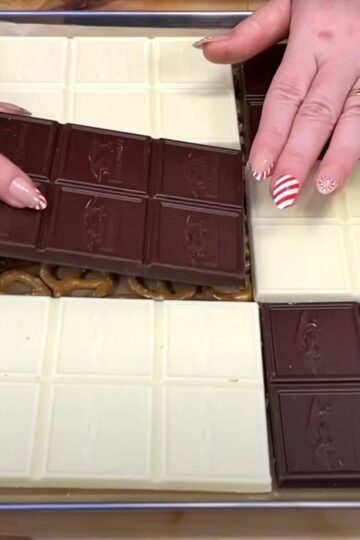 How To Make Christmas Candy Pretzel Bark With Just 4 Ingredients!